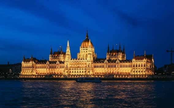 Budapest: Crucero turístico nocturno de 1 hora con bebida