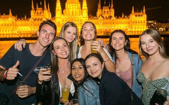 Budapest: festa in barca sul Danubio