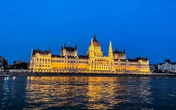 Budapest: Crociera con visita alla città e drink di benvenuto