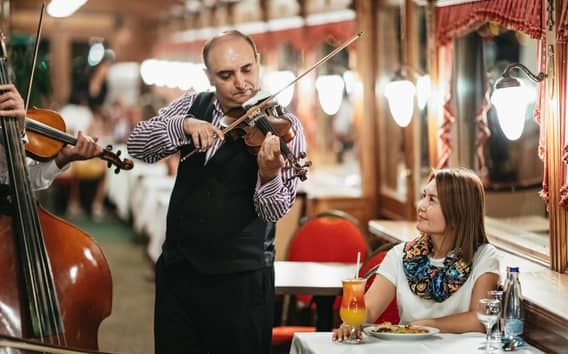 Budapest: Crociera con cena con musica dal vivo e spettacolo di danze popolari