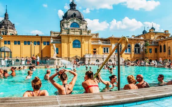 Budapest : Visite d'une journée à la station thermale de Széchenyi avec visite facultative de Pálinka