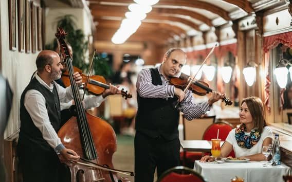 Budapest: Crociera sul Danubio con cena ungherese e musica dal vivo